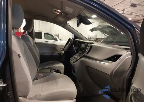 2018 Toyota Sienna Le 8 Passenger z USA, uszkodzony, nr VIN 5TDKZ3DC7JS920971